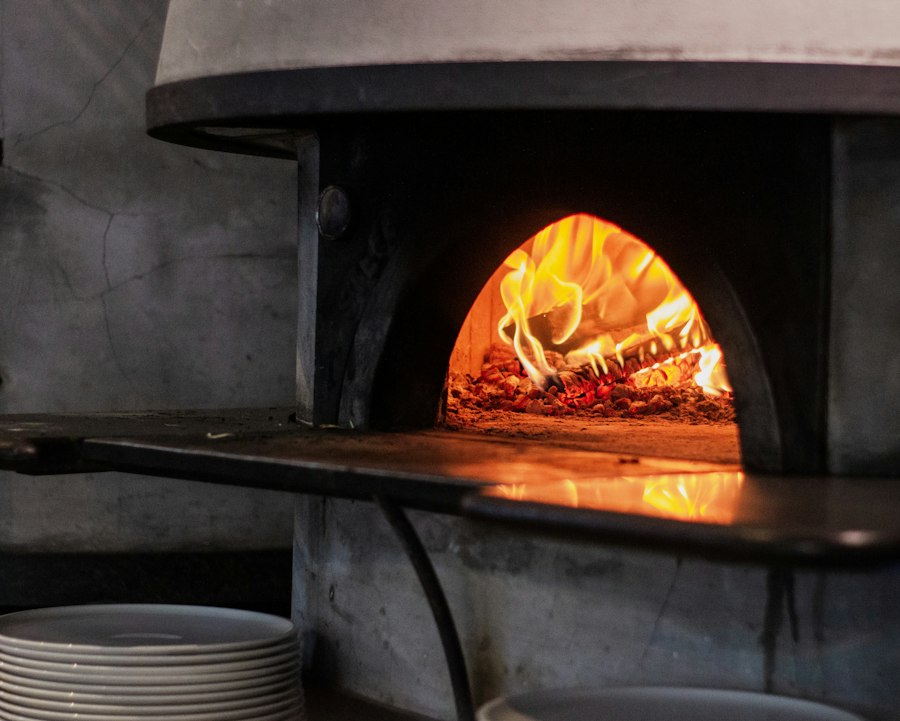 Pizza wird im heißen Ofen gebacken